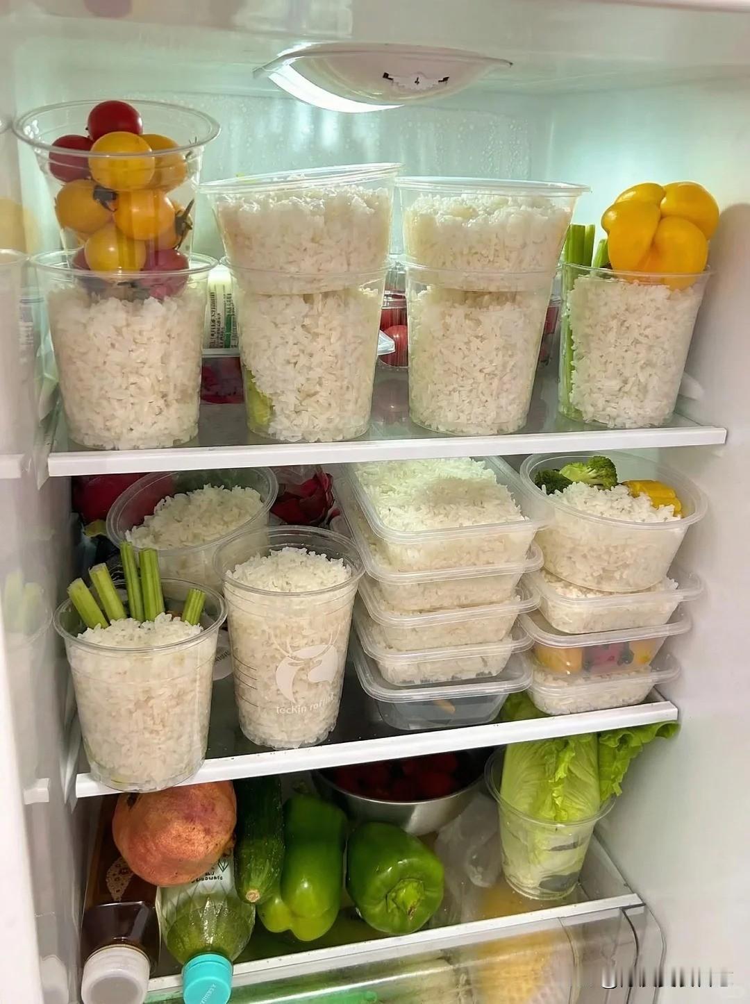 头一回听说冷米饭比新鲜的更好
她说这样做不晕碳不升糖
一打开冰箱全是饭
我朋友是