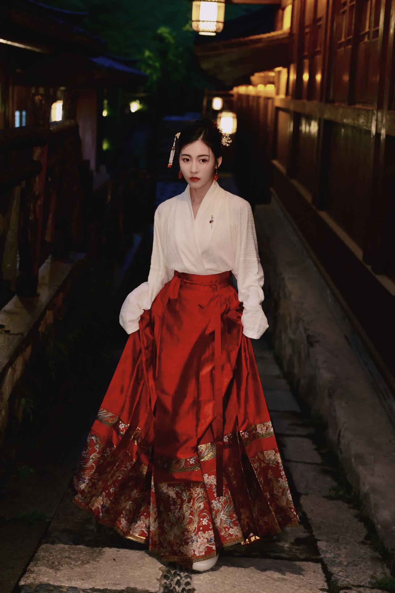 孙芮针织飞机袖搭配凤凰繁花马面裙造型写真，红白色彩交织，优雅且艳丽迷人。#妙笔生