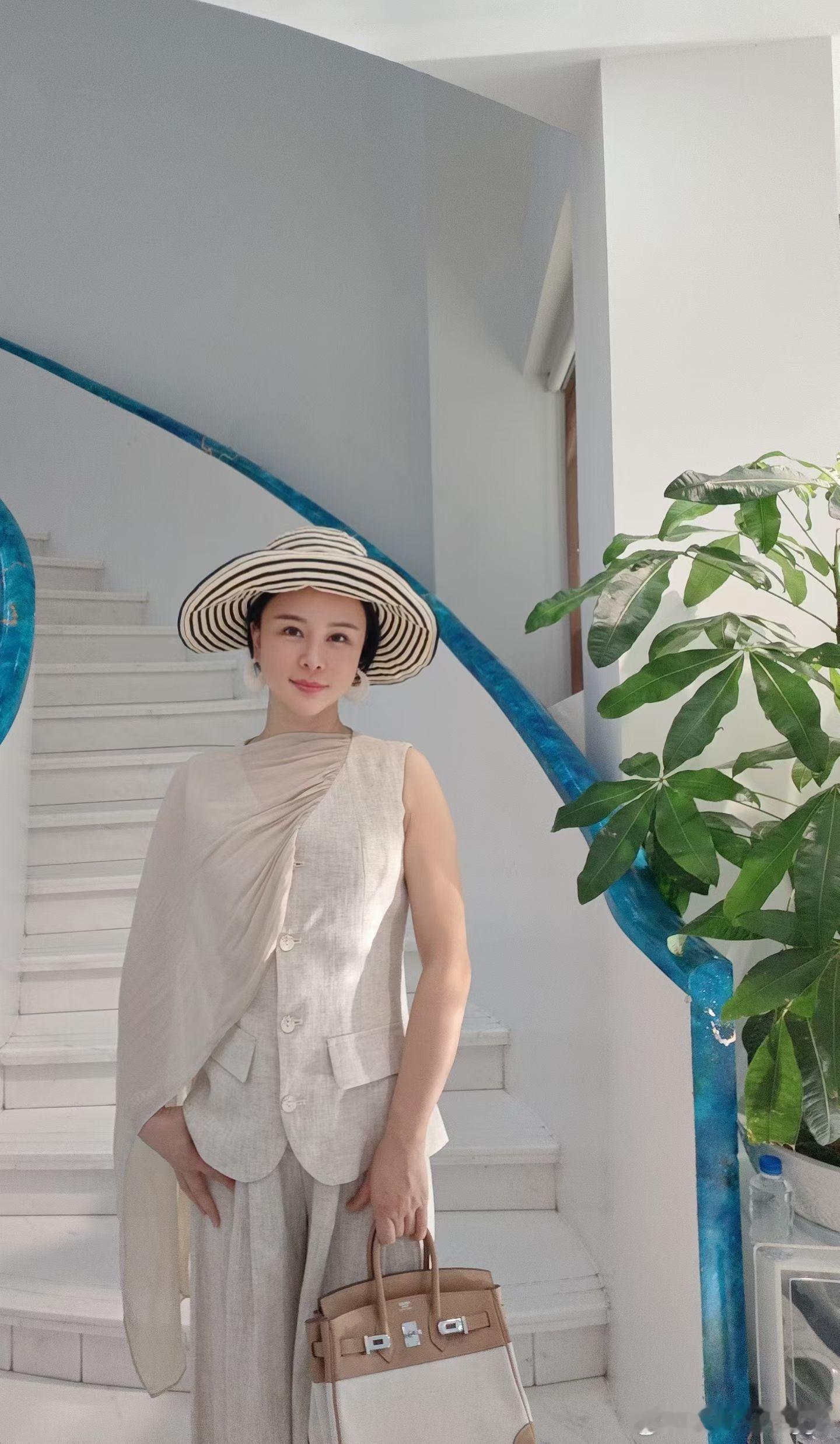 所谓焦虑，无非两个来源：要么是对未来的不确定，要么是对过去的不甘。真正的清醒，是