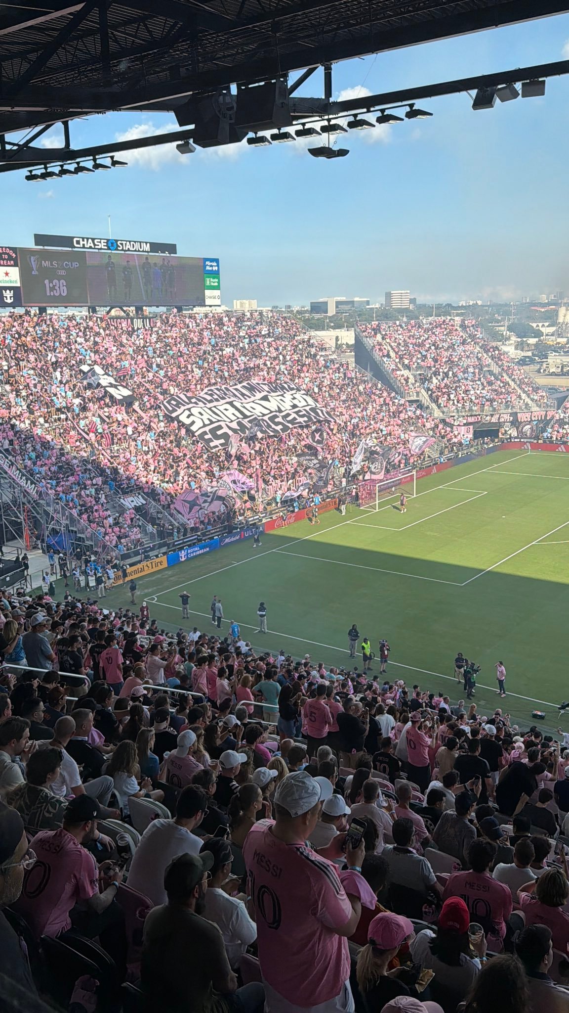 🩷  La Familia 在赛前展开了一个标语/横幅，上面写着他们最受欢迎的