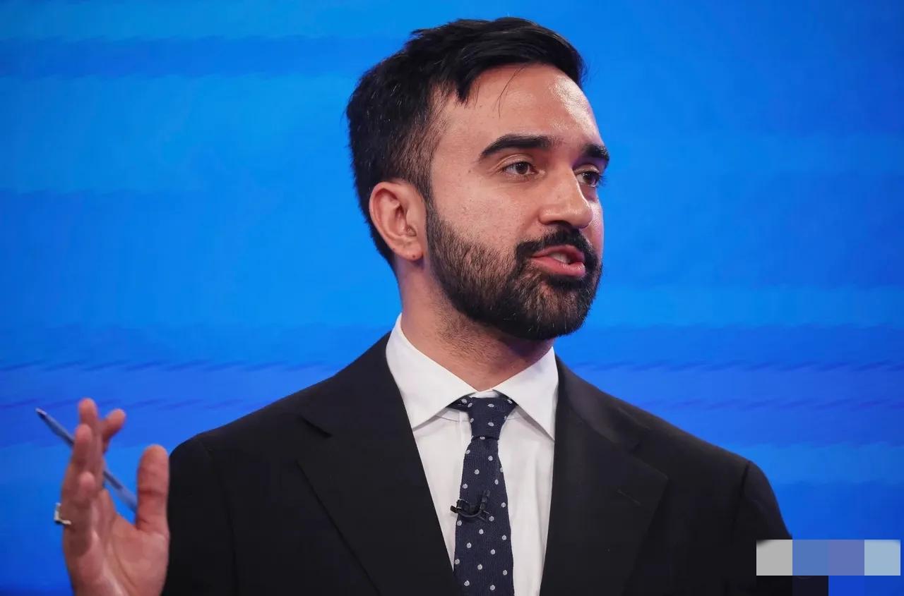 纽约市长马姆达尼今天发文说：“美国和以色列对伊朗发动的军事打击，标志着这场非法侵