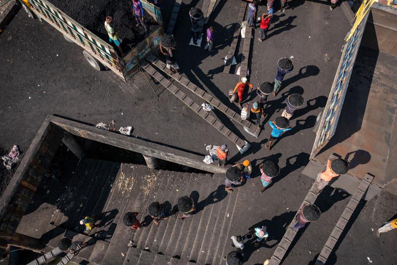 3月19日消息，印尼计划提高煤炭产量并征收出口税。提高产量会使市场上煤炭供应量增