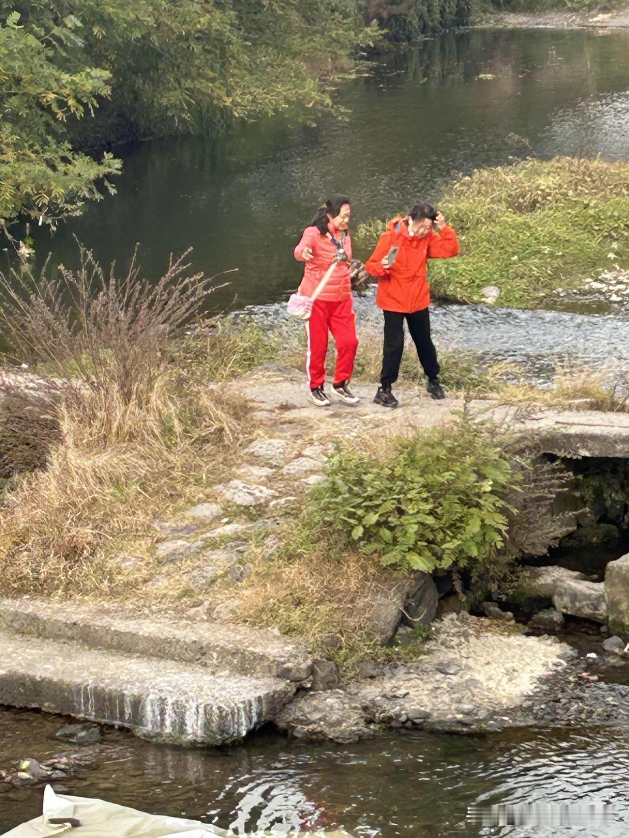 春风拂面，万物复苏，正是出门踏青的好时节。告别忙碌，奔赴山海，去感受暖阳、微风与