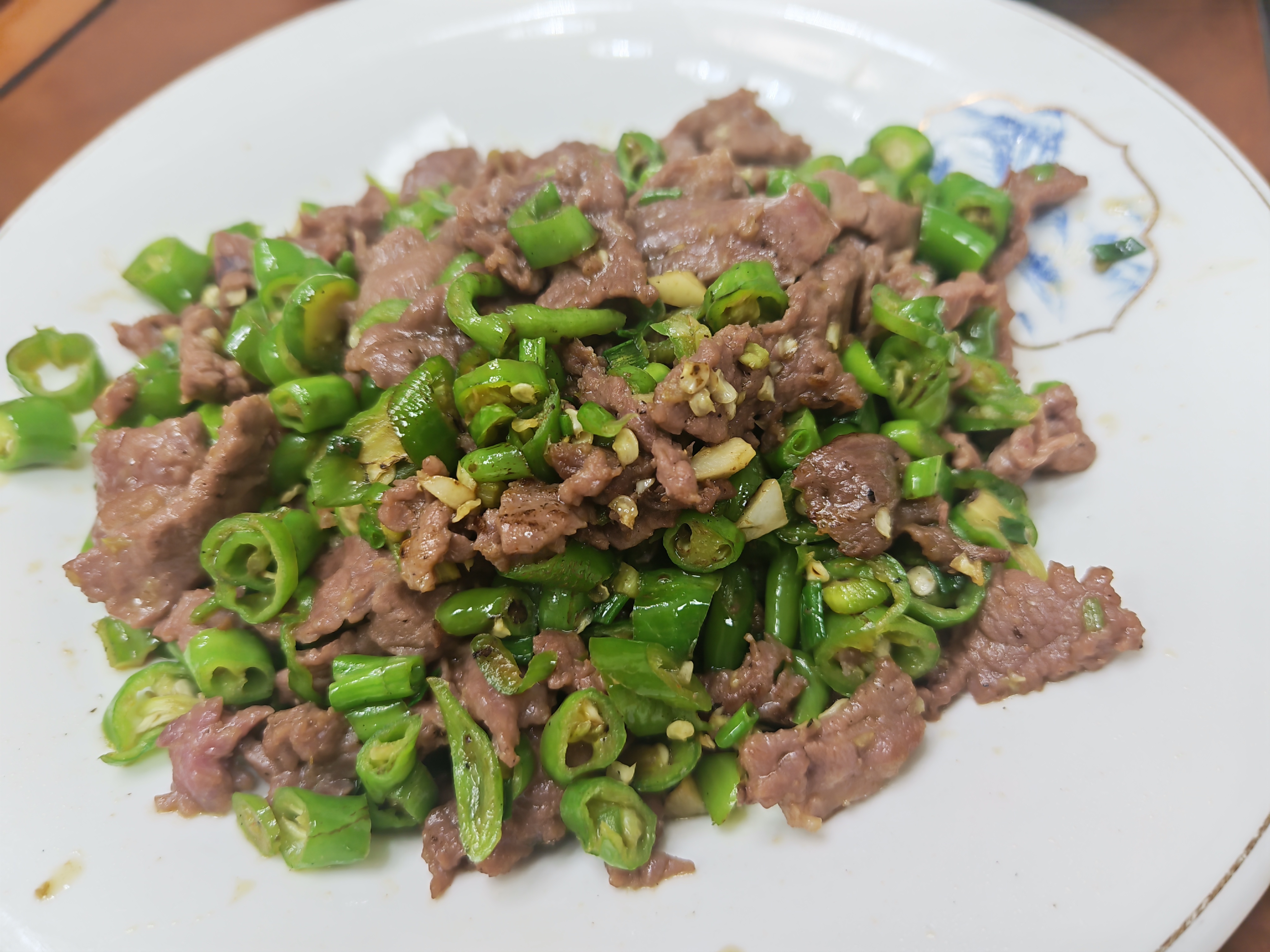 两个新疆人都以为对方是外国人我也看不出来！来桌美食犒劳一下自己，看能不能提升一下