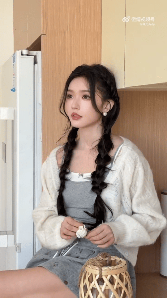 美妆小达人上线啦林允的vlog展示阿谁的现代版妆容，贵气感拉满，大家都学起来！！