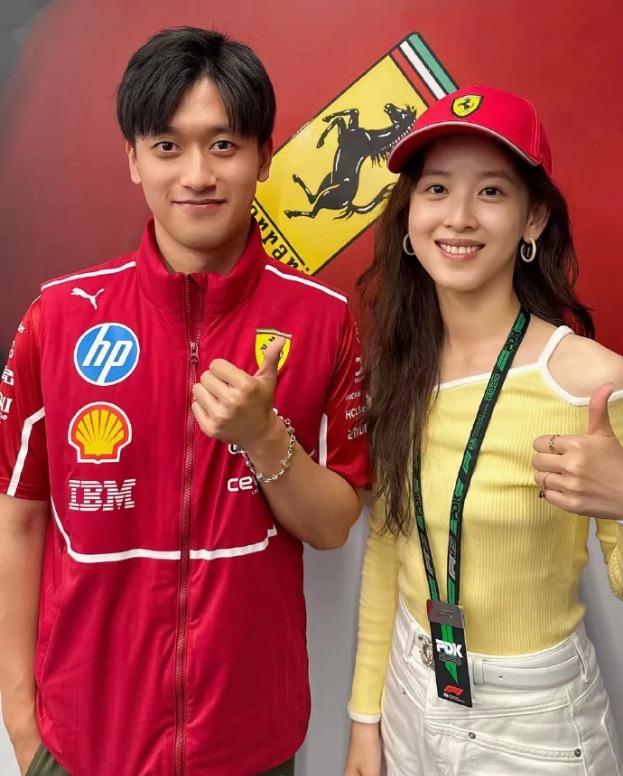 章泽天也去看了F1比赛！看完比赛以后还晒出了自己和周冠宇的合影，而周冠宇的地位更