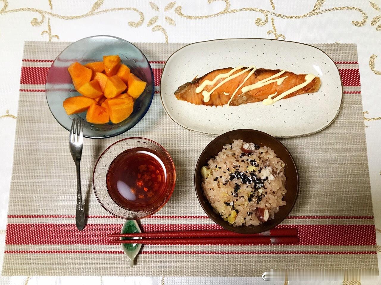 【搬运】2018年11月03日我家餐桌お赤飯➕烤三文鱼➕柿子お赤飯虽然好吃但昨晚
