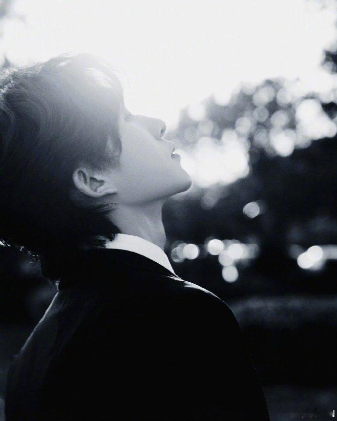 谁懂啊！张集骏金鸡奖海边照又帅又搞笑 ！黑色西装纯血帅哥，配文却暴露搞笑魂，这反