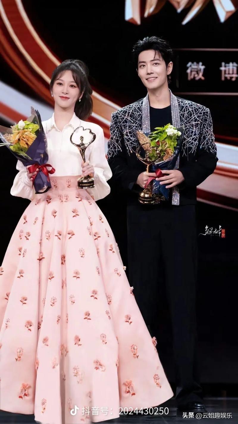 肖战如松，温润中透着坚韧，以细腻演技刻画多样角色，用真诚态度对待每一份热爱；杨紫