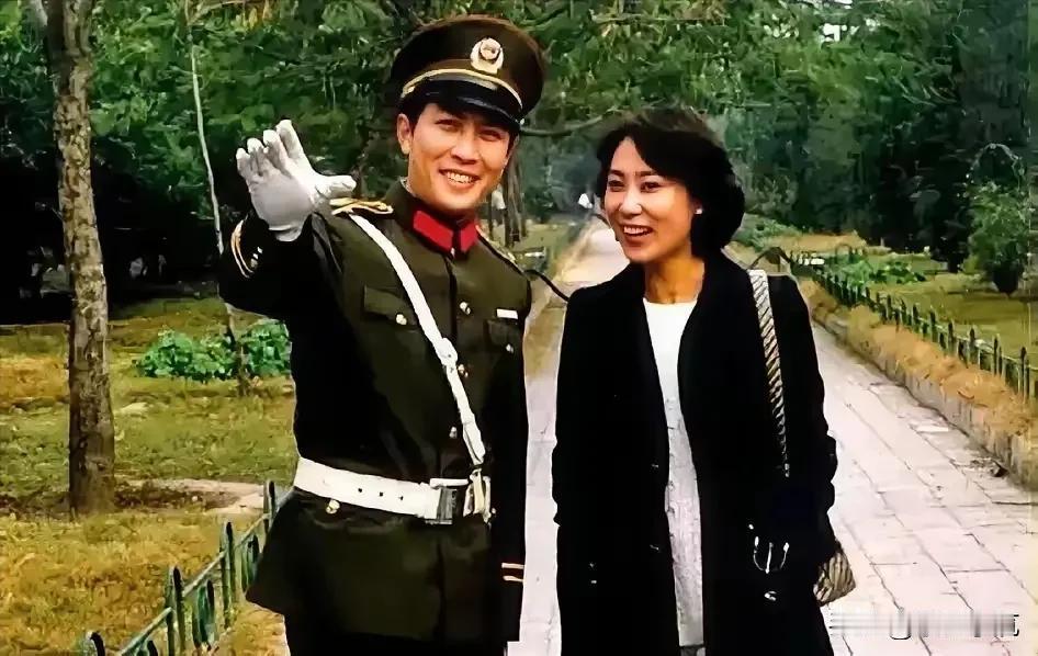 不得不说，年轻时的唐国强真帅！他是《小花》中的赵永生，《孔雀公主》中的召树屯王子