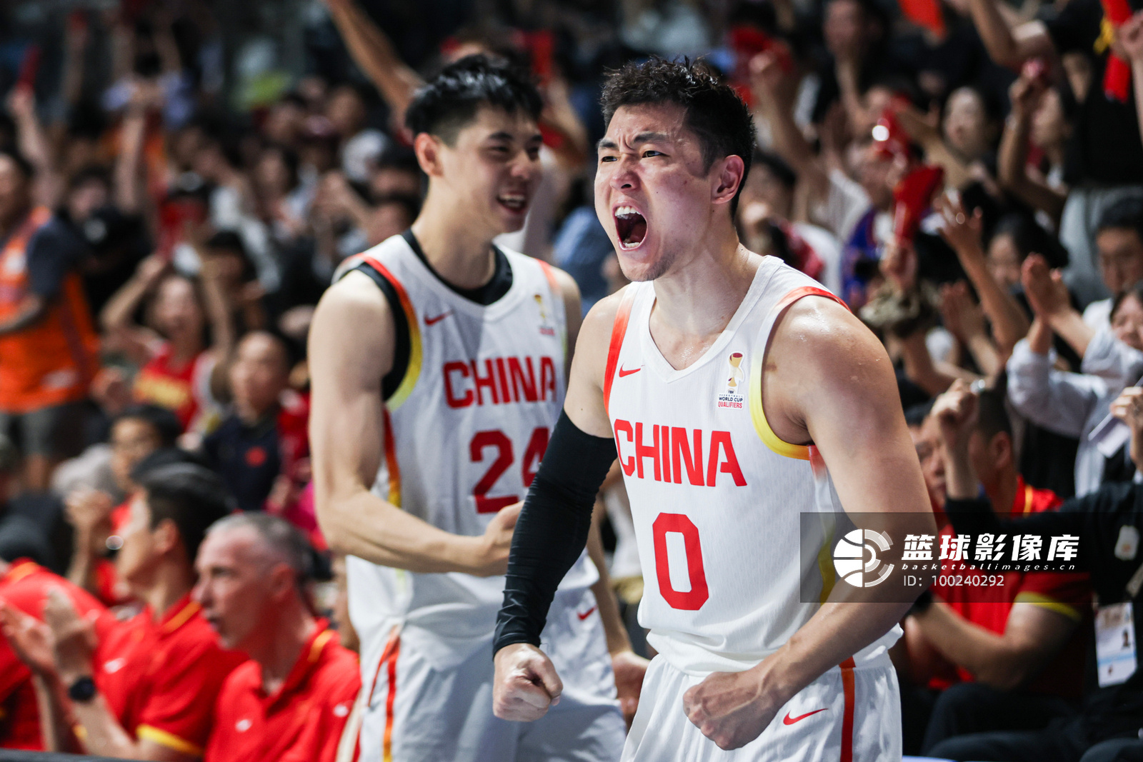 高诗岩离队，我始终认为他承受了过多的骂声。去年亚洲杯被球迷夸疯了的高诗岩，和今年