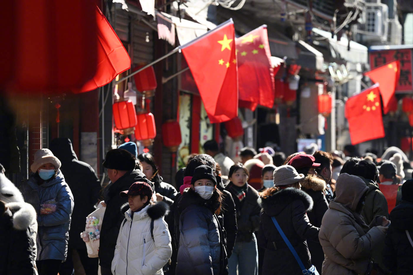 春节消费热带来内需希望  据华尔街日报报道，在春节假期中，中国旅游收入同比增长7