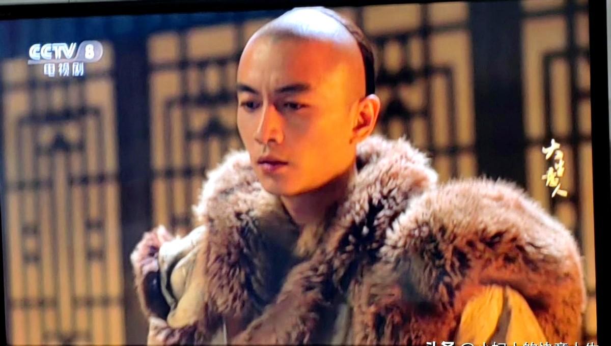 今晚央视八套新播的电视剧是《大生意人》。
就感觉气氛特别压抑，一个人手持一把尖刀