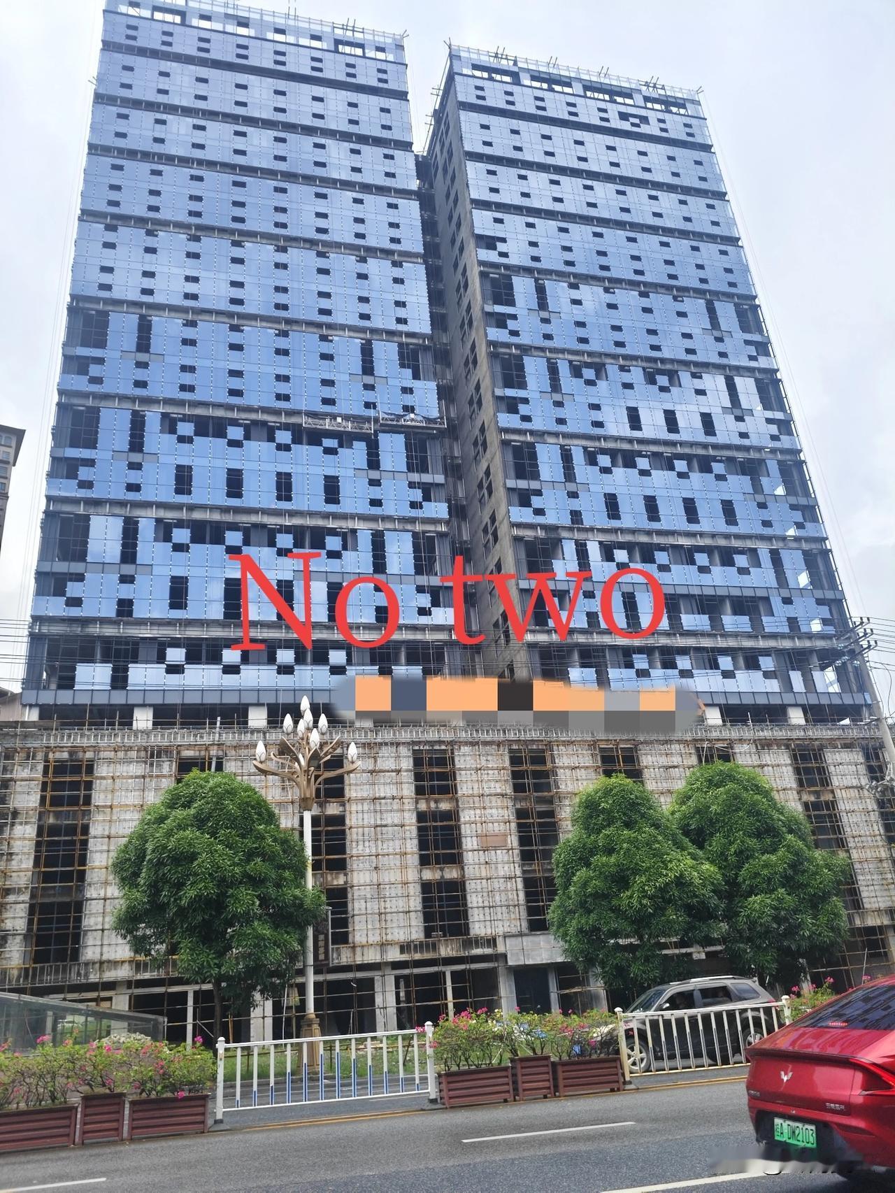 热烈祝贺博白第二栋商业大楼外立面即将完工！

这么一看，都市感满满！博白CBD?
