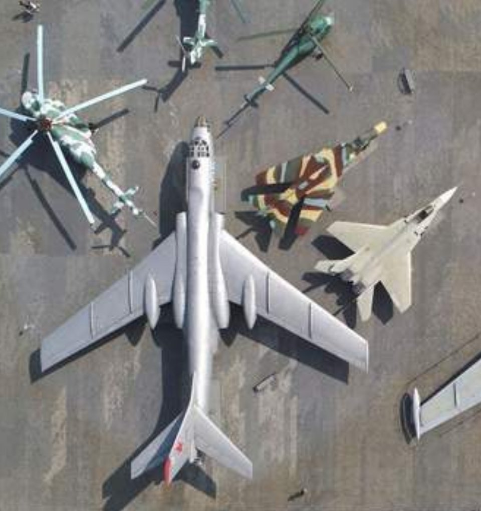 #轰6K海上飞行驱离外方船只#2014年4月10日，美国的“唐纳德·库克”号神盾