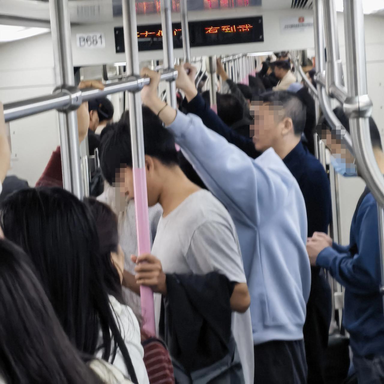 武汉地铁冷热分化太严重，二号线即便是今天周三下午一点钟也是人满为患，而有几条线路