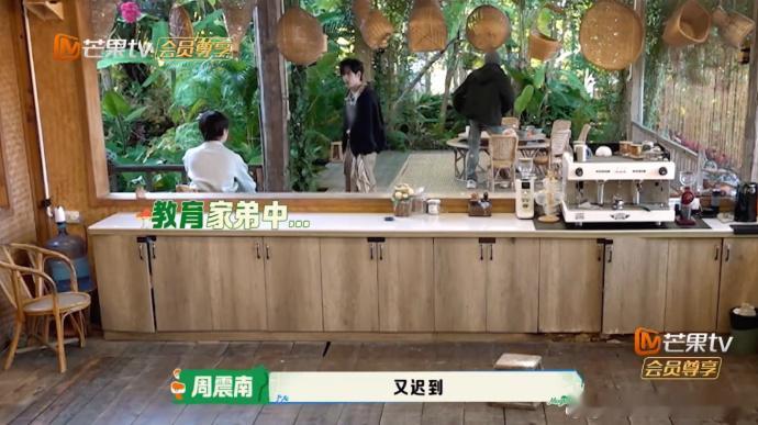 周震南录节目不忘教育弟弟 录综艺还不忘当弟弟的专属闹钟，再酷的 rapper 在