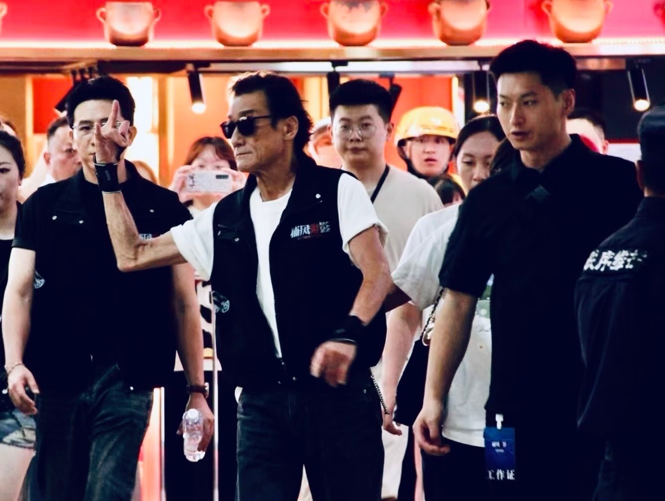 梁家辉原来你是这样的daddy 建议给梁家辉颁发最佳反差萌奖，台上台下完全是两个