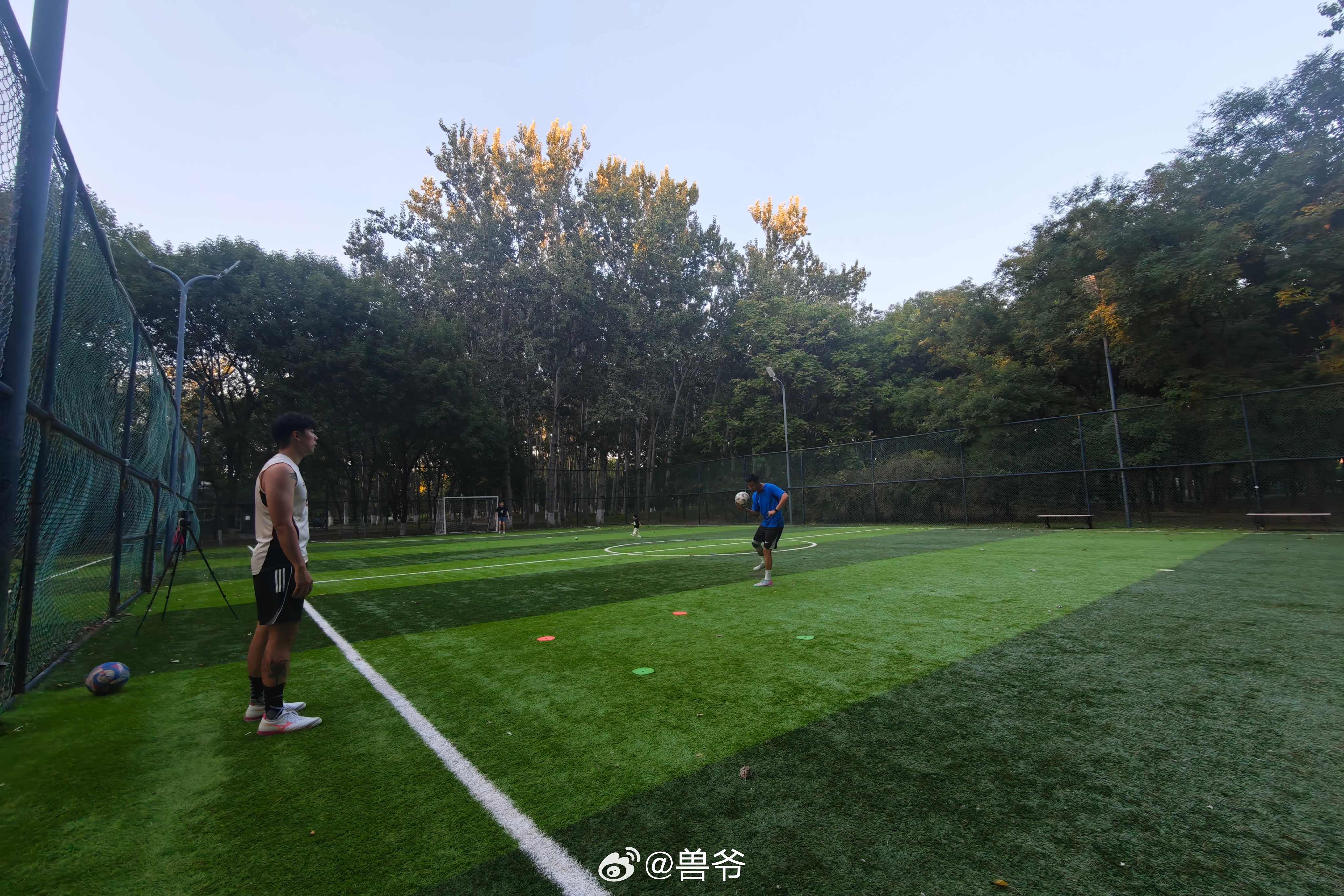 手腕受伤，打不了网球和匹克球，继续踢踢球吧之前是因为崴脚踢不了球才去打网球的… 