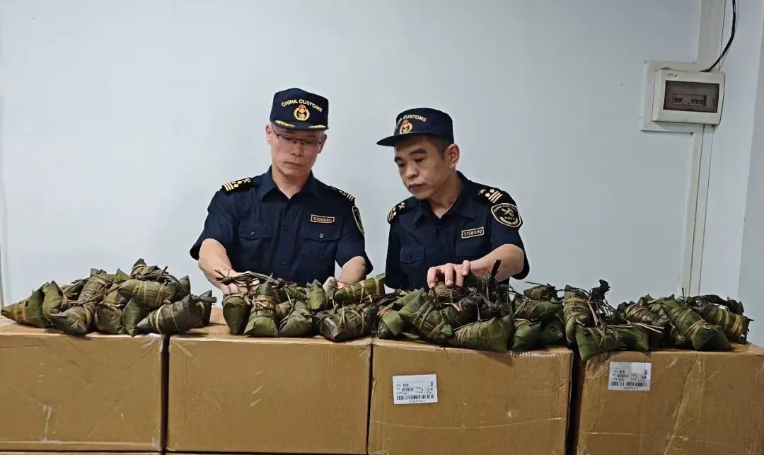 广州海关在跨境电商渠道查获一批夹藏出口的粽子，重1.6吨。上次他们走私的是盒饭，