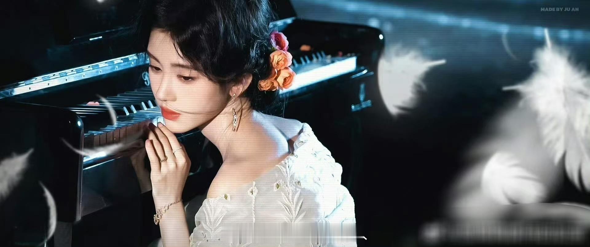 🌙🌊#鞠婧祎 海边白月光# 鞠婧祎与大海的浪漫邂逅，白月光下，她是最美的风景