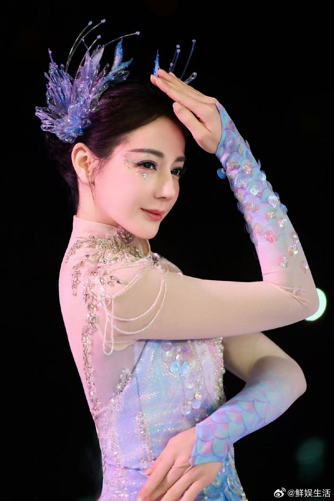 迪丽热巴邀你游宜宾宜宾的浪漫被迪丽热巴跳出来了化身灵动江豚精灵，迪丽热巴在江面起