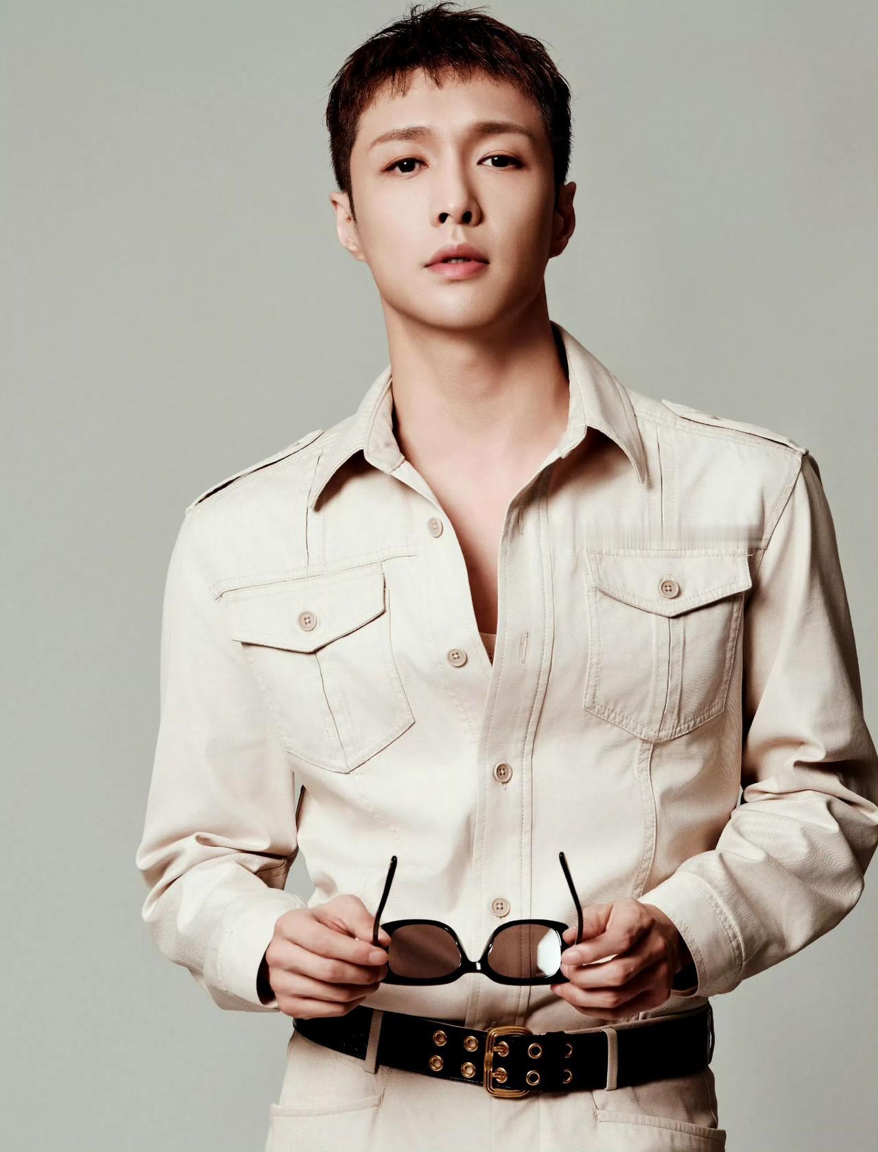 张艺兴替保安抱歉，引发热议！

10月17日，张艺兴突然引发热议，只因为他在活动