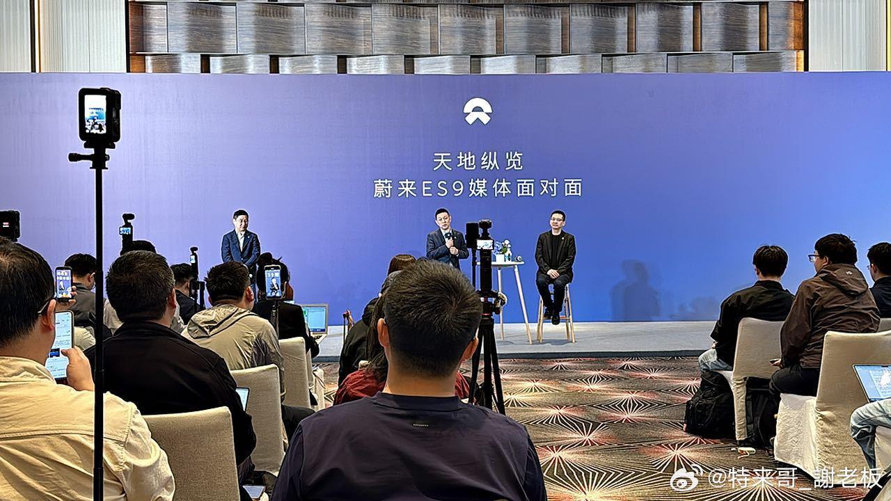 李斌：蔚来从第一代车的隐藏门把手都是安全的，内外机械开关门都是支持的。安全冗余做