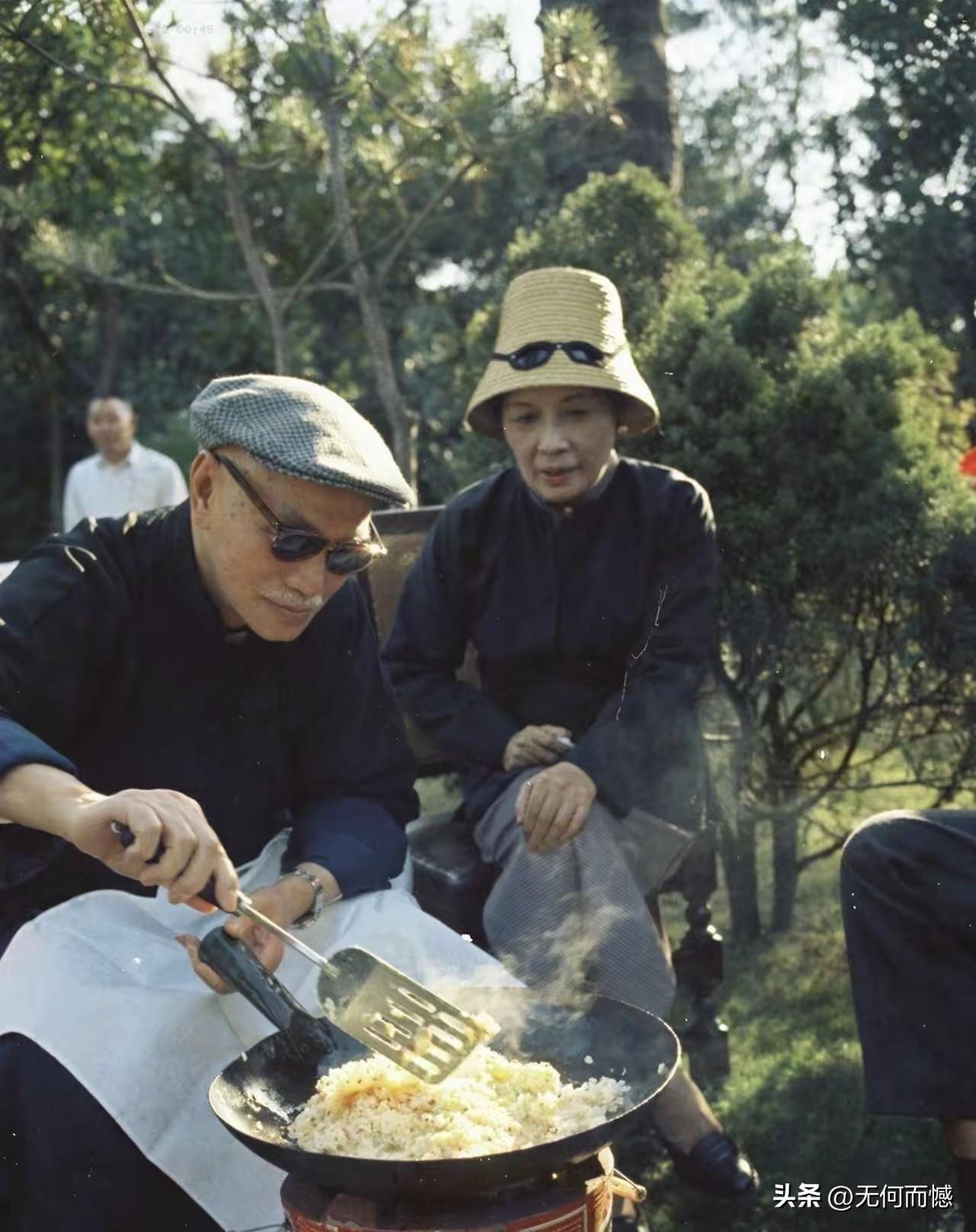 这个老头还会炒饭，真是让人没有想到，像他这种身份的人，给人的感觉是不可能干这种活