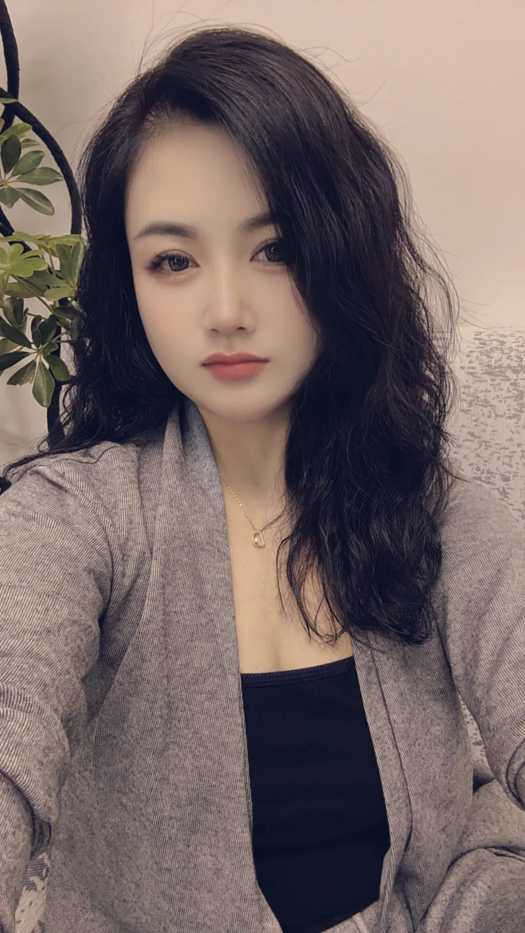 人在低谷时不要乱动，你就坐在那看，看人情冷暖，看谁离你越来越近，谁又离...