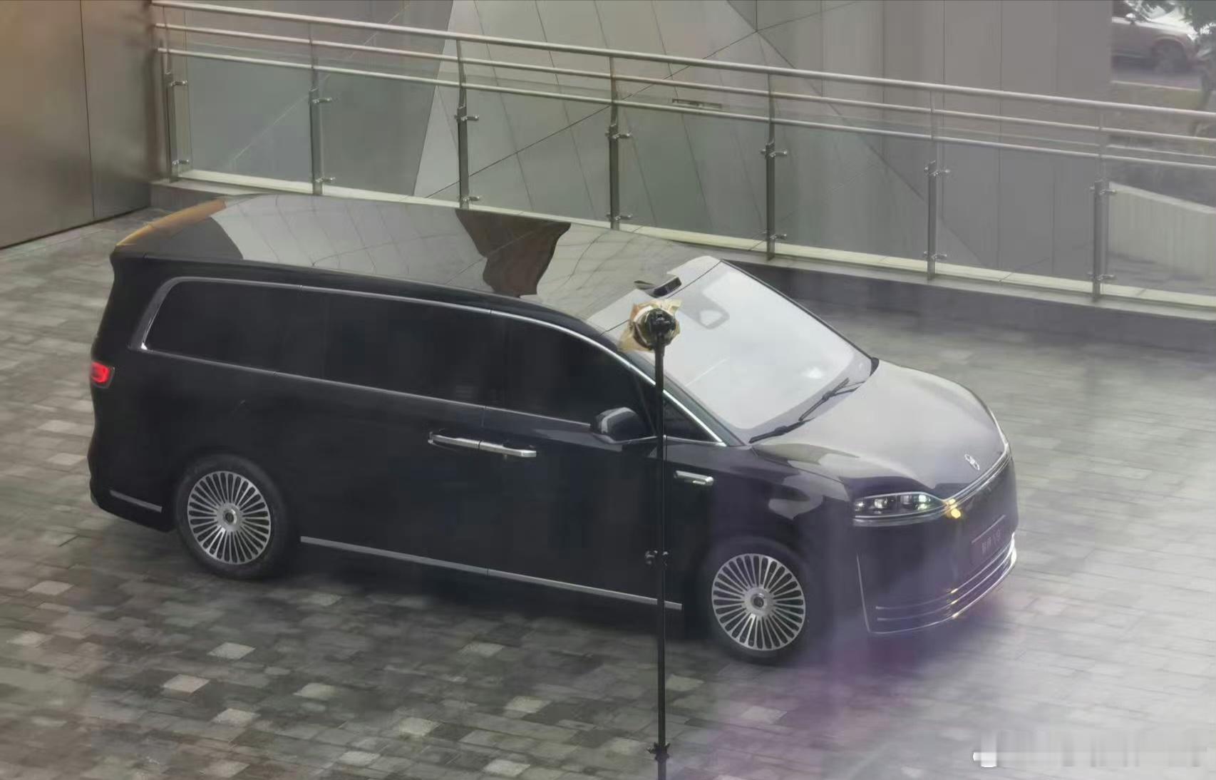 智界V9实车曝光了！又让豆包AI了一下，不同角度，嗯，这个前脸确实很问界！听说这