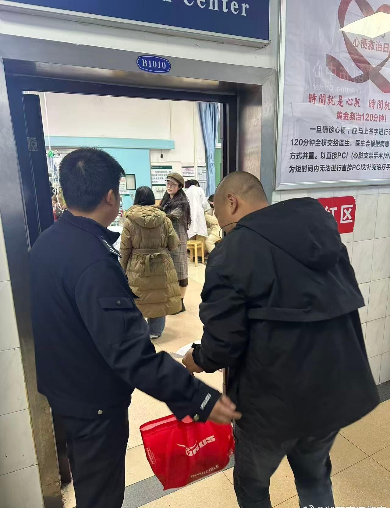 3月19日14时左右， 石鼓大队接到一名快递车司机的报警求助，其驾车途中突然胸口