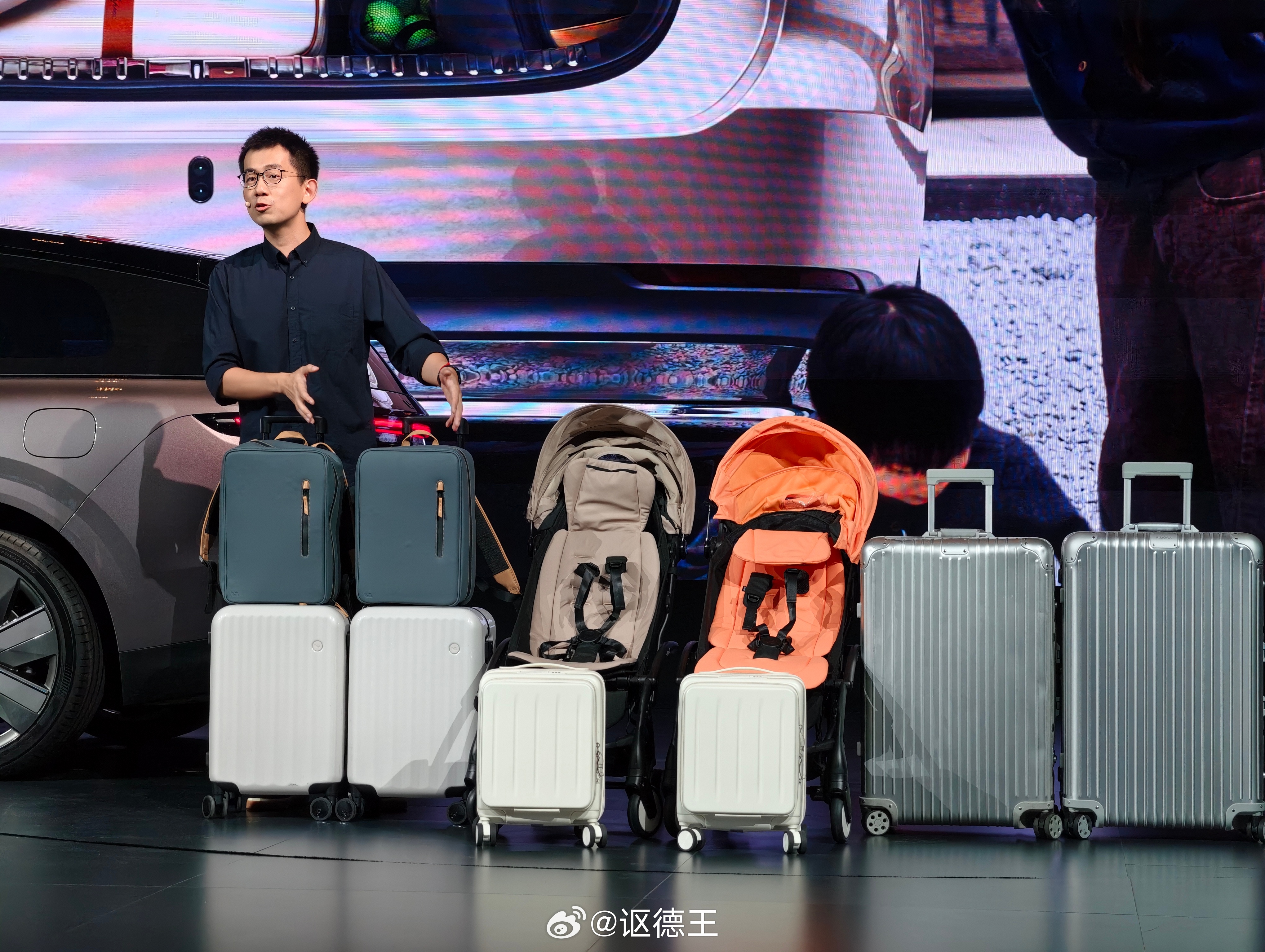 i9在坐满6人的前提下，后备箱加前备箱能放下2个 28寸行李箱，2个20寸登机箱