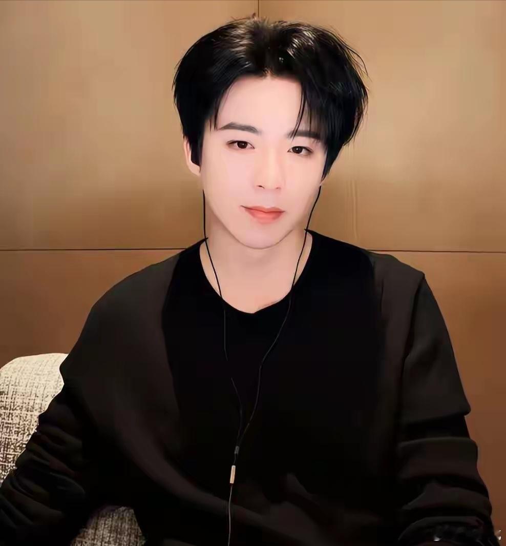 刘宇宁在直播的时候，私生饭极其嚣张的当场打电话，不过刘宇宁已经见怪不怪了，他当场