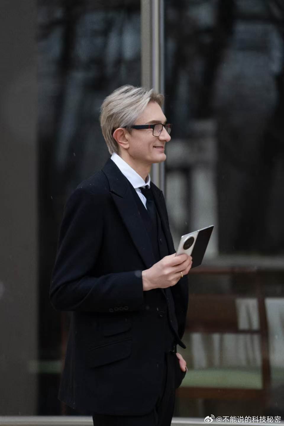 法拉利先生（辛金斯）和荣耀MagicV6把优雅演绎到极致了！当三台手机放在一起，