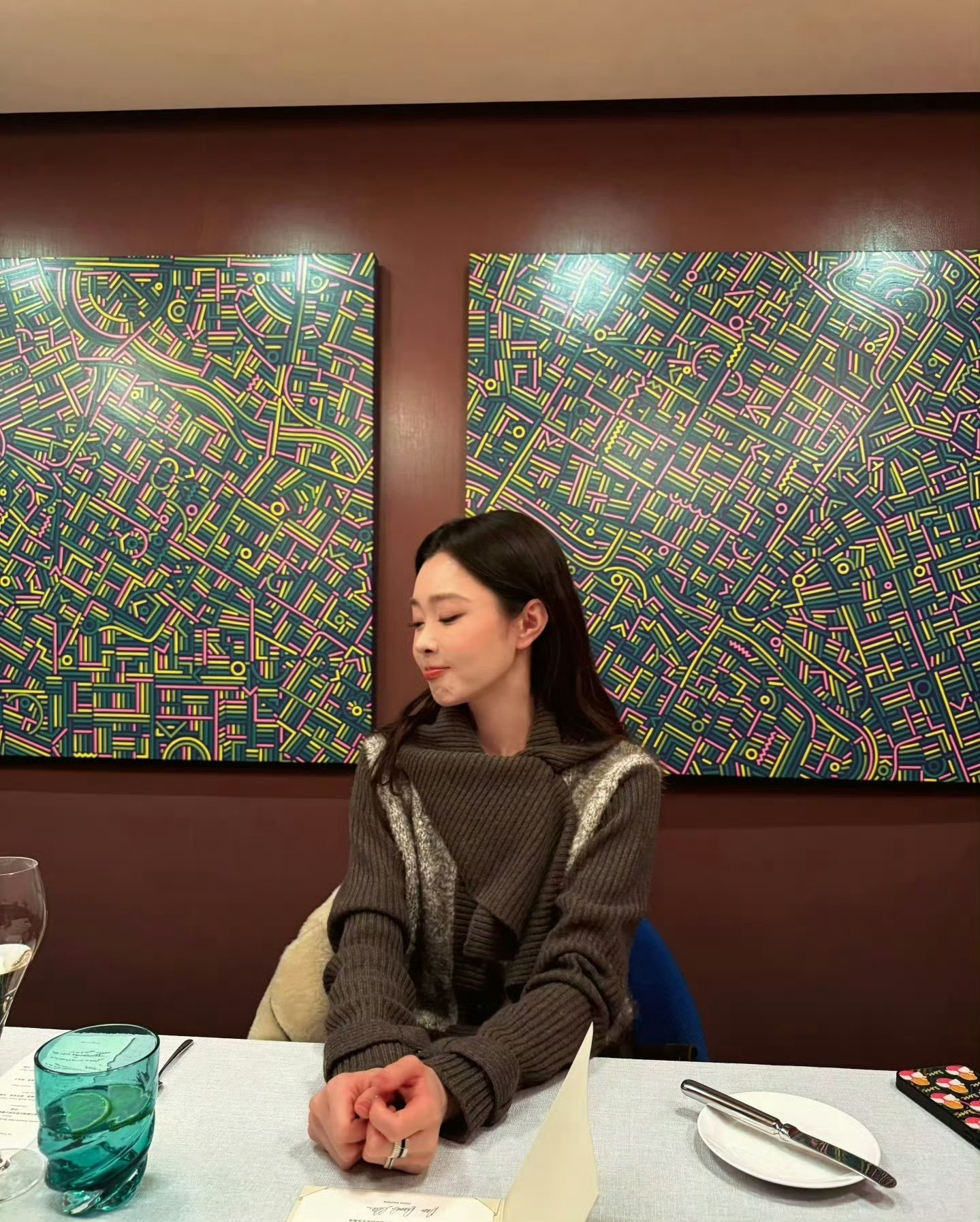 宋轶打卡白敬亭同一家餐厅后，宋轶把微博背景换成情侣在餐厅吃饭的漫画图。 