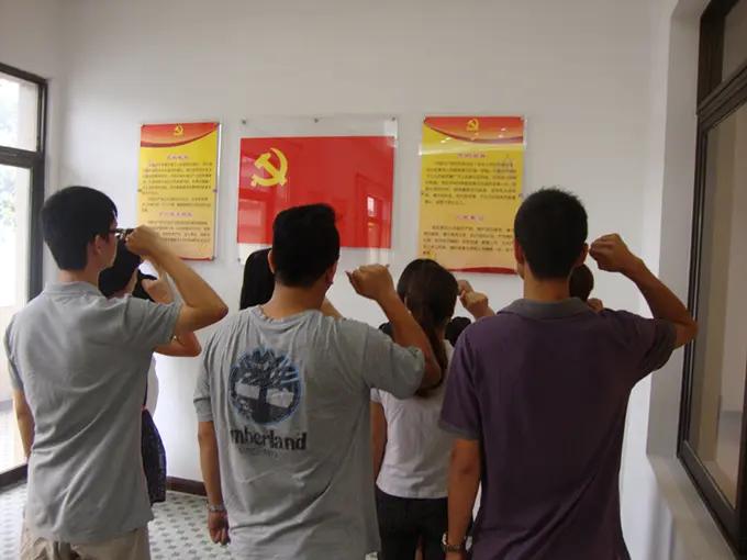个个举手宣誓，
一生不为名利。
忠于人民为本，
使命心中牢记。