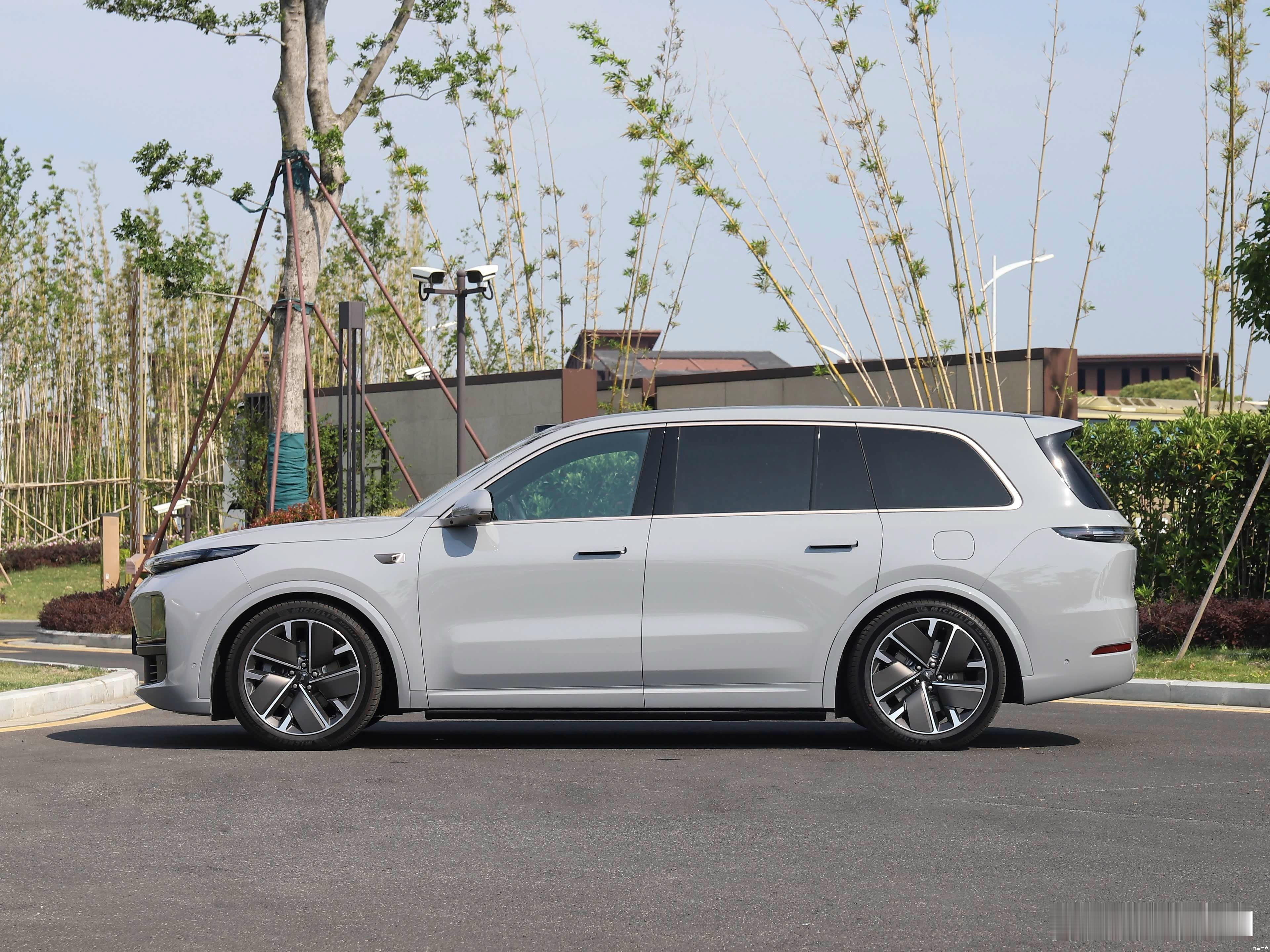 我其实特别理解这种动不动5.2米、5.3米的巨大SUV的扎堆出现，它们许多都是“