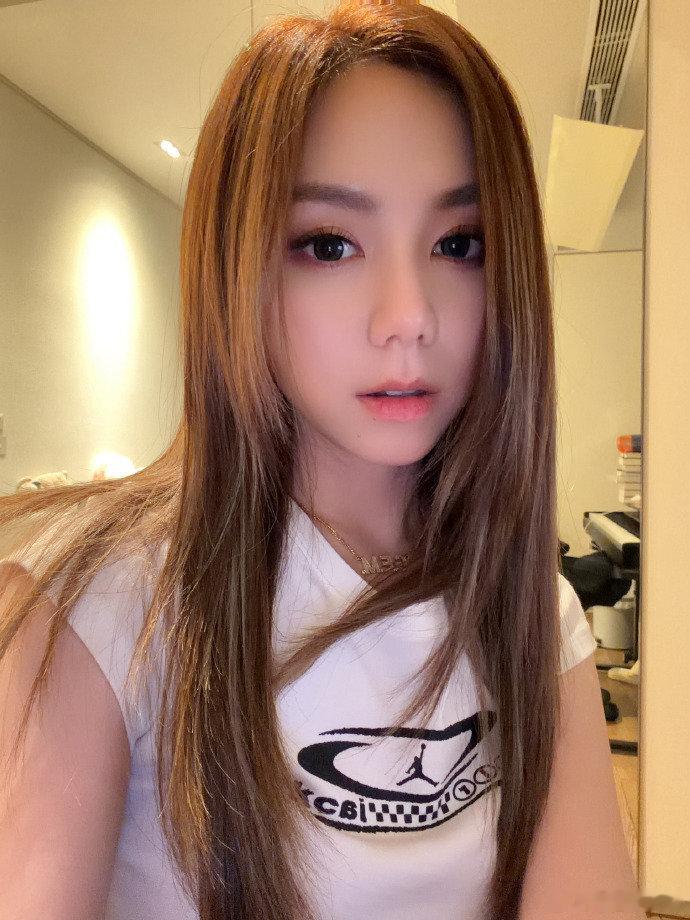 歌手直播邓紫棋偷看歌手又被发现了偷偷围观还被发现，邓紫棋这条动态像和网友唠嗑，一