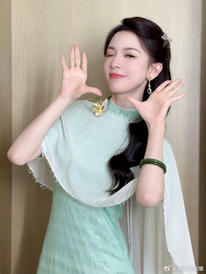 陈瑶霍仙姑进行曲陈瑶太适合霍仙姑这个角色了，既能撑起九门当家的气场，又轻松拿捏可
