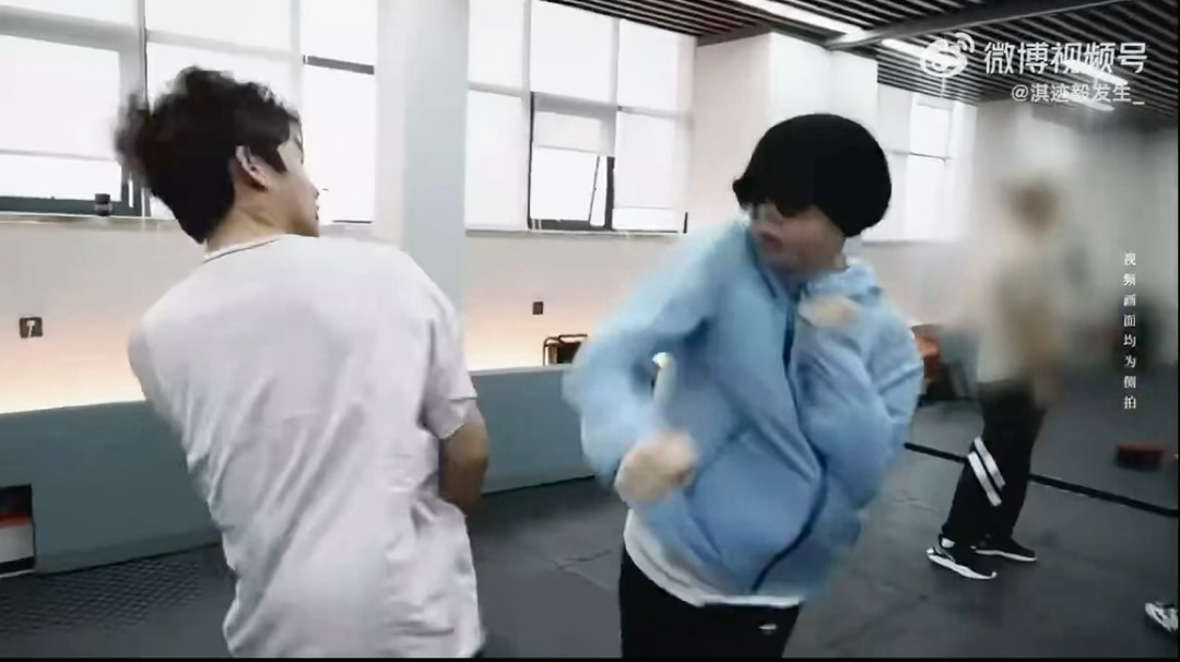 成毅打拳速度成毅林彦廷健身vlog 幕后训练日常好燃！成毅打拳节奏迅猛，坚持跑步