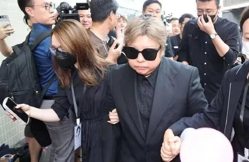 韩红亲自出席了李玟的追悼会，她的悲痛之情让她无法独自行走，需要他人的搀扶。她是一