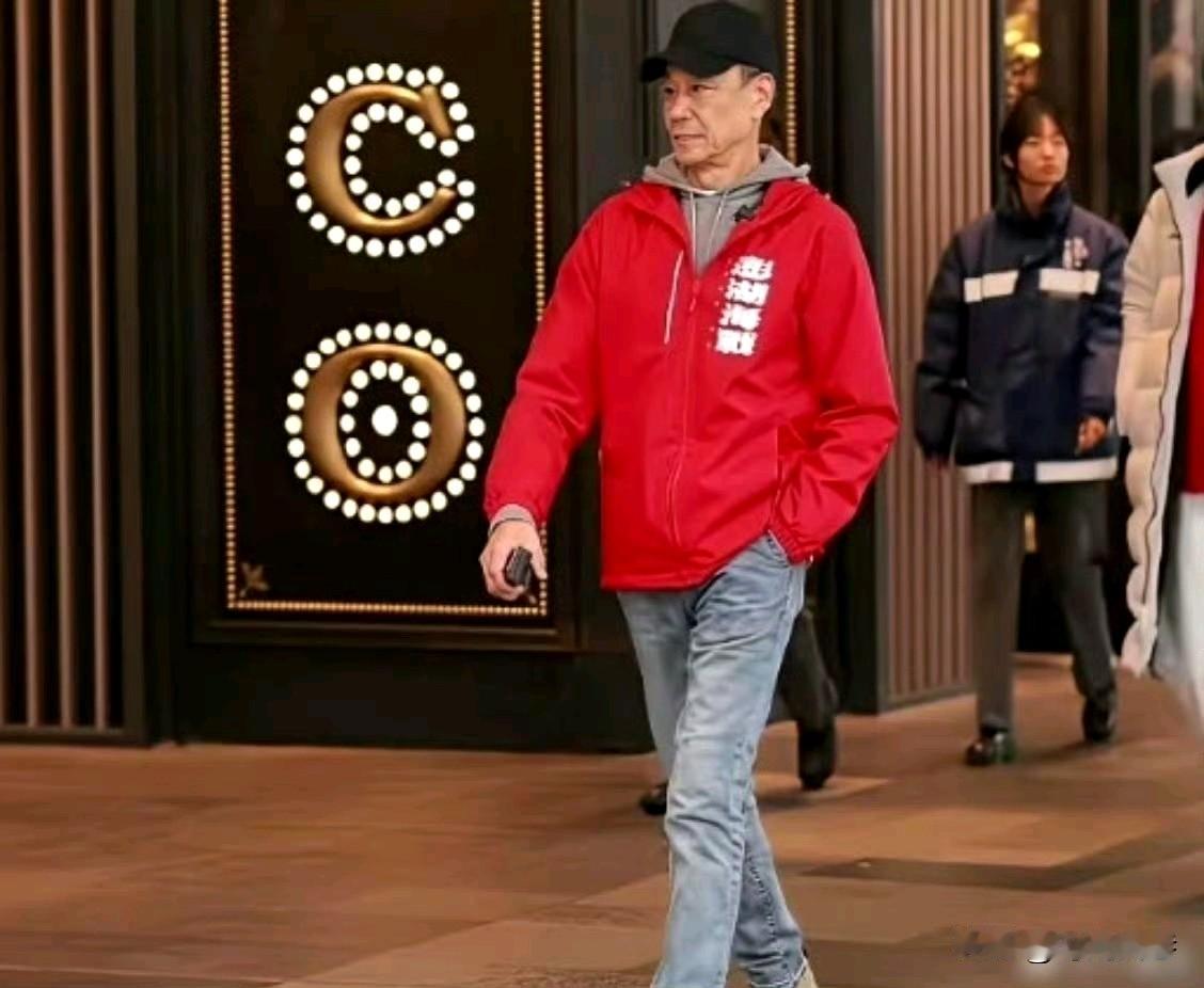 这位老戏骨已经80岁了，却依然身姿矫健。风度翩翩。你喜欢这位资深老戏骨的剧吗？