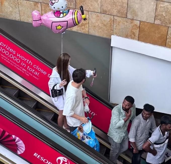 王思聪和女友懒懒在新加坡过年，懒懒美貌惊人，黑人小哥眼神亮了！

说白了，王思聪