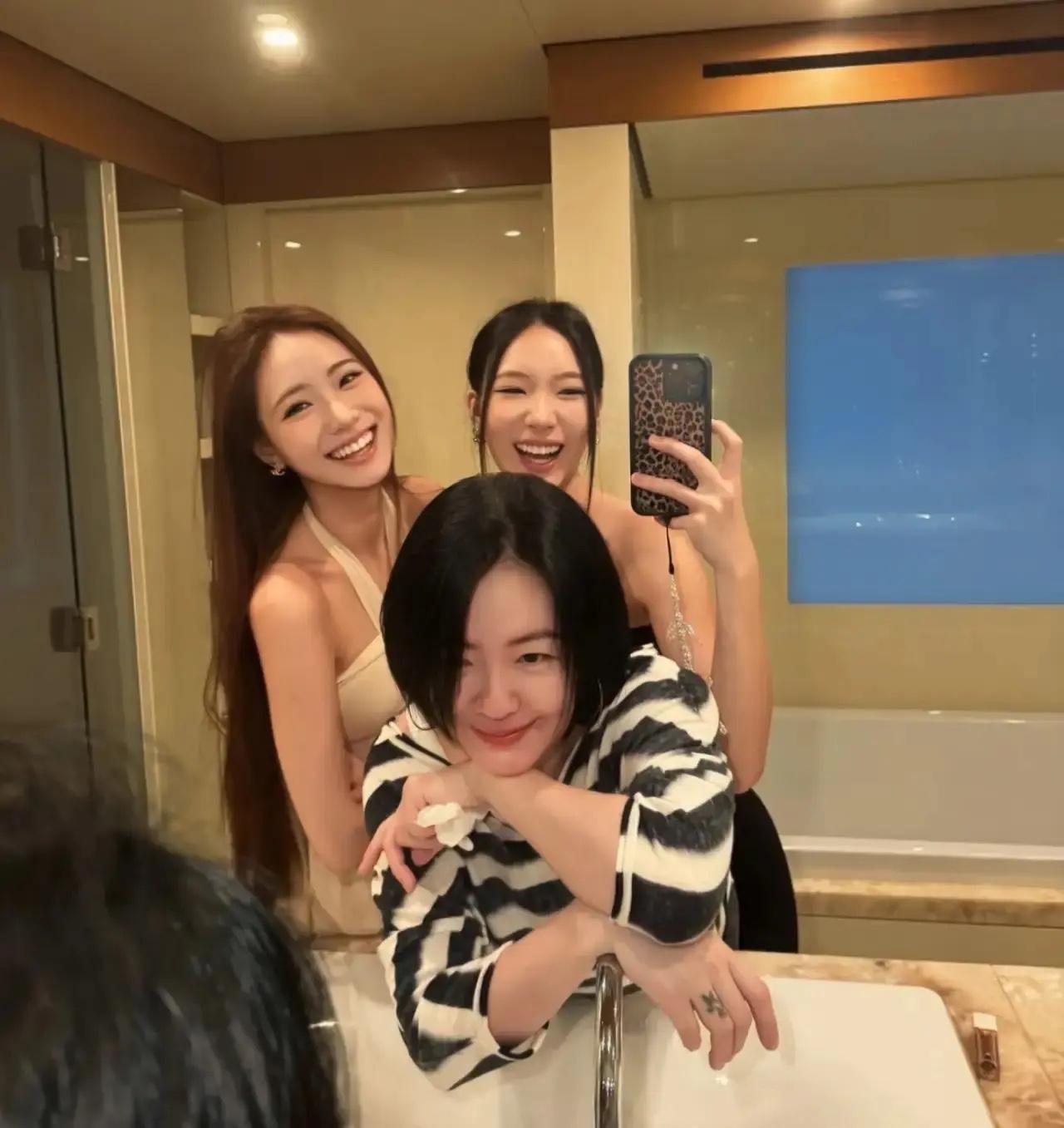 小S夫妇带着两个大女儿出去旅游，这画面想想还挺温馨的。

小S一直给人古灵精怪的