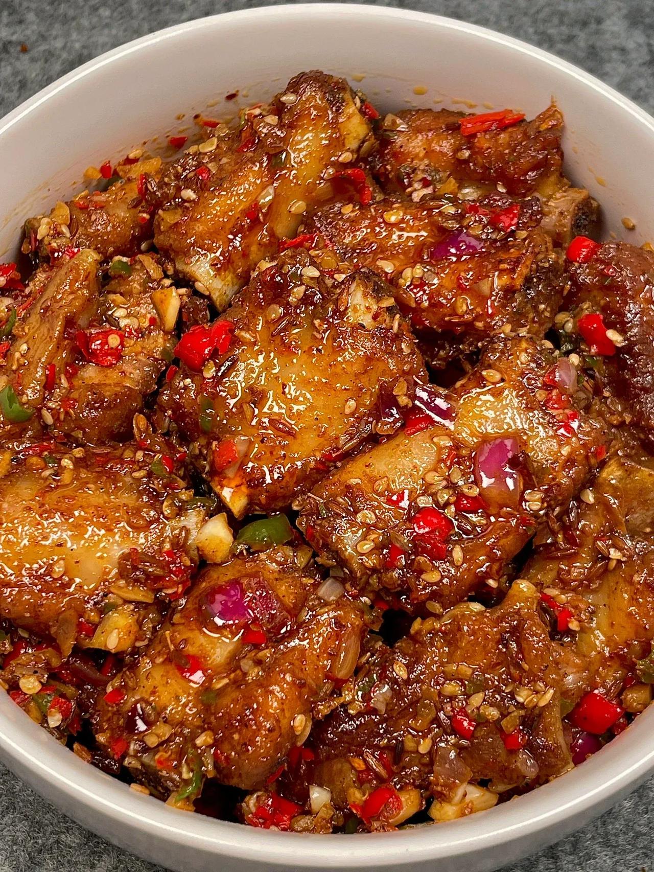 想告诉全世界这个巨巨巨好吃！！|||今天这道蒜香孜然排骨，香香辣辣，蒜香味十足，