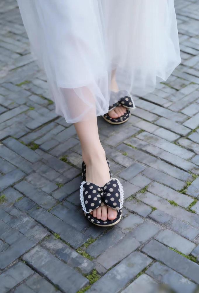 谁能想到，2025年打败所有硬核运动鞋的，竟然是一双带蝴蝶结的居家拖鞋。

别听