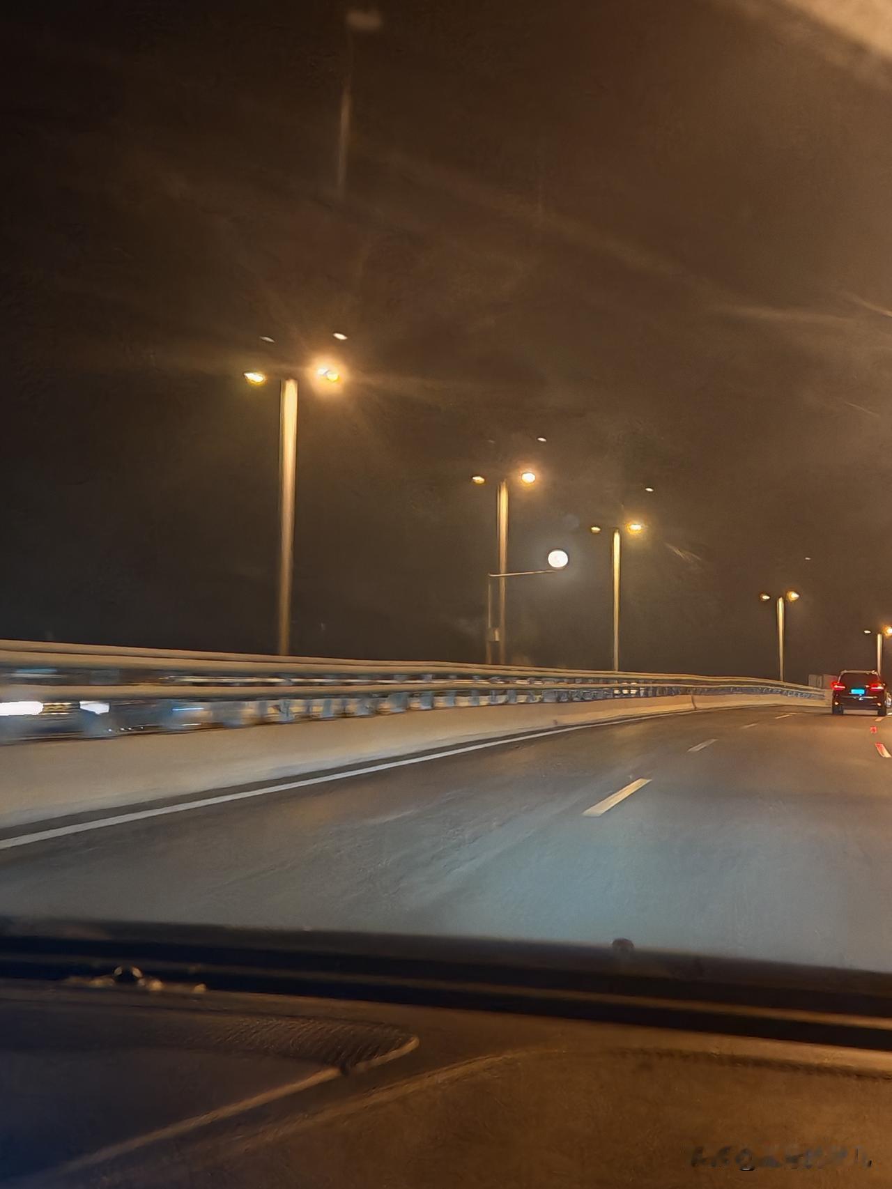 现在去看月亮，
今晚的月亮好大，
又圆又亮