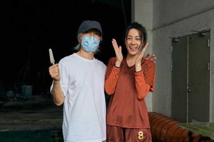 迪丽热巴信任在并肩中愈发坚定周星驰迪丽热巴搂肩合照 迪丽热巴信任在并肩中愈发坚定