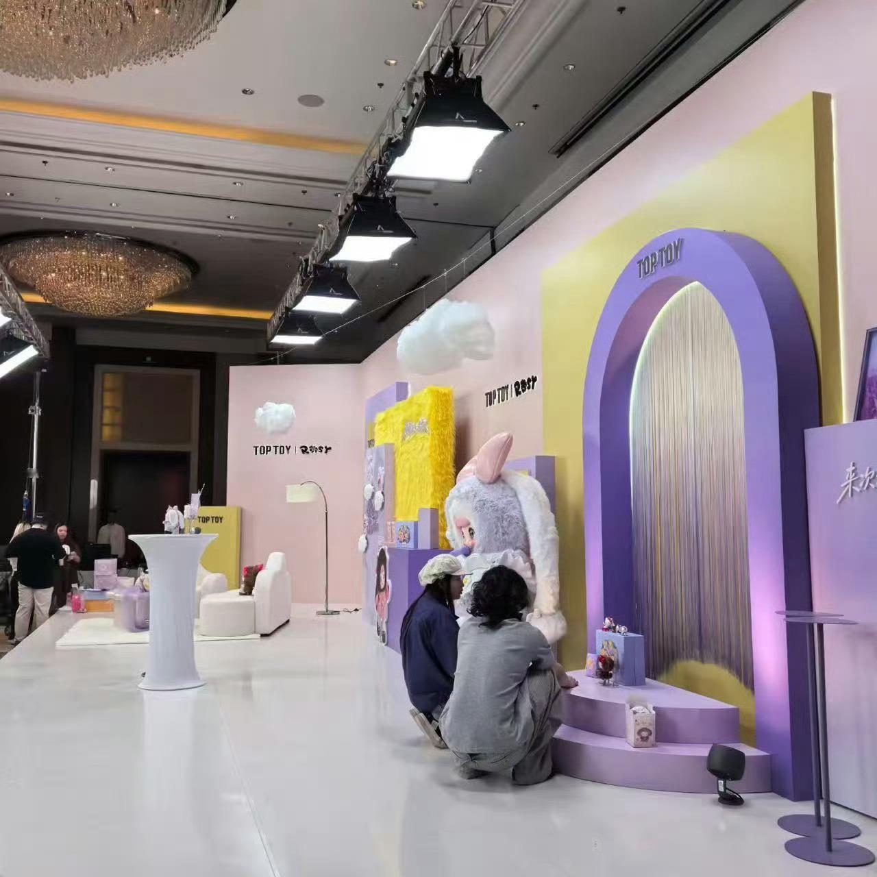 Toptoy置景，感觉露儿会穿紫色